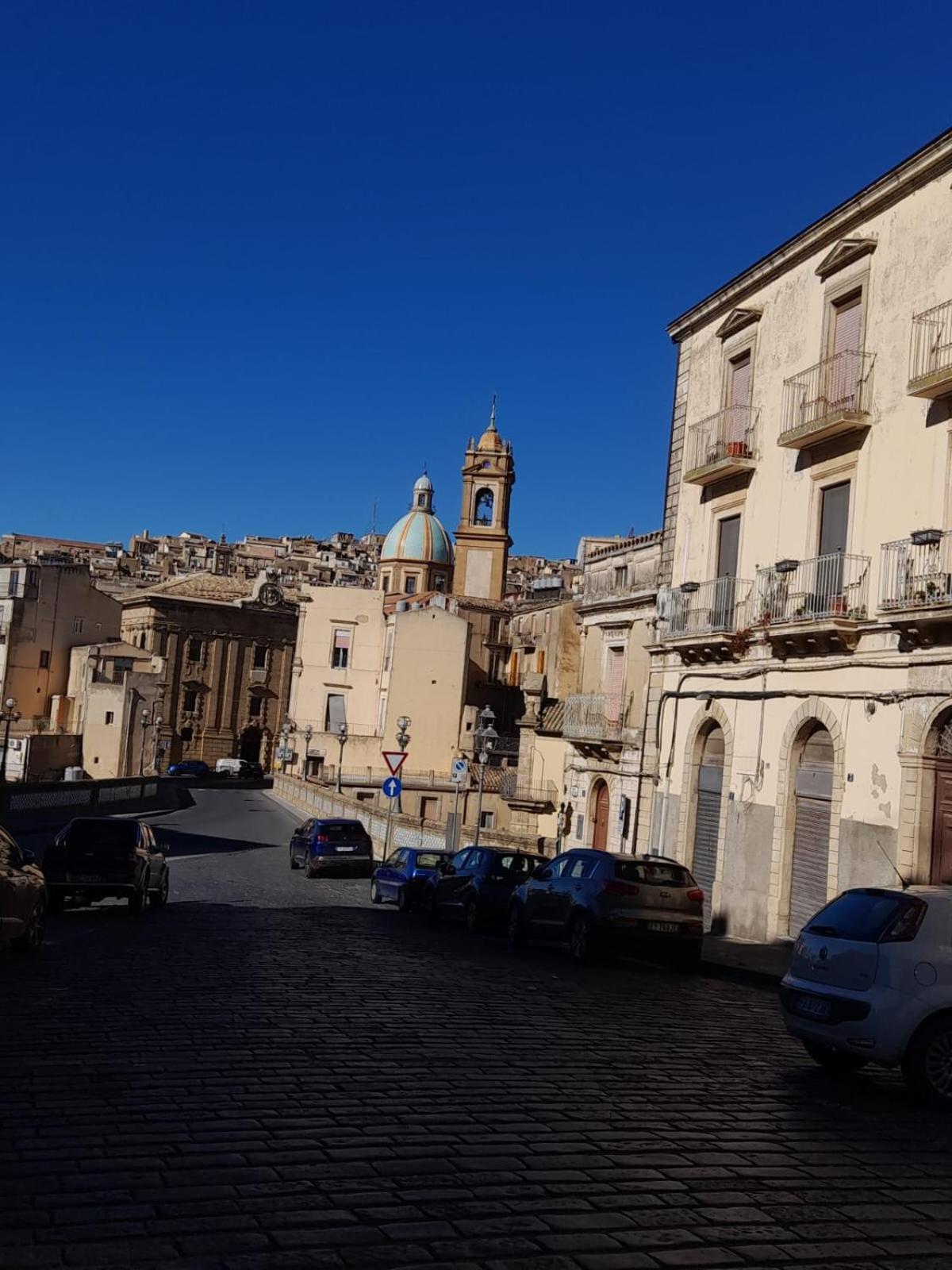 Casa Vacanze In Centro! Caltagirone Bagian luar foto